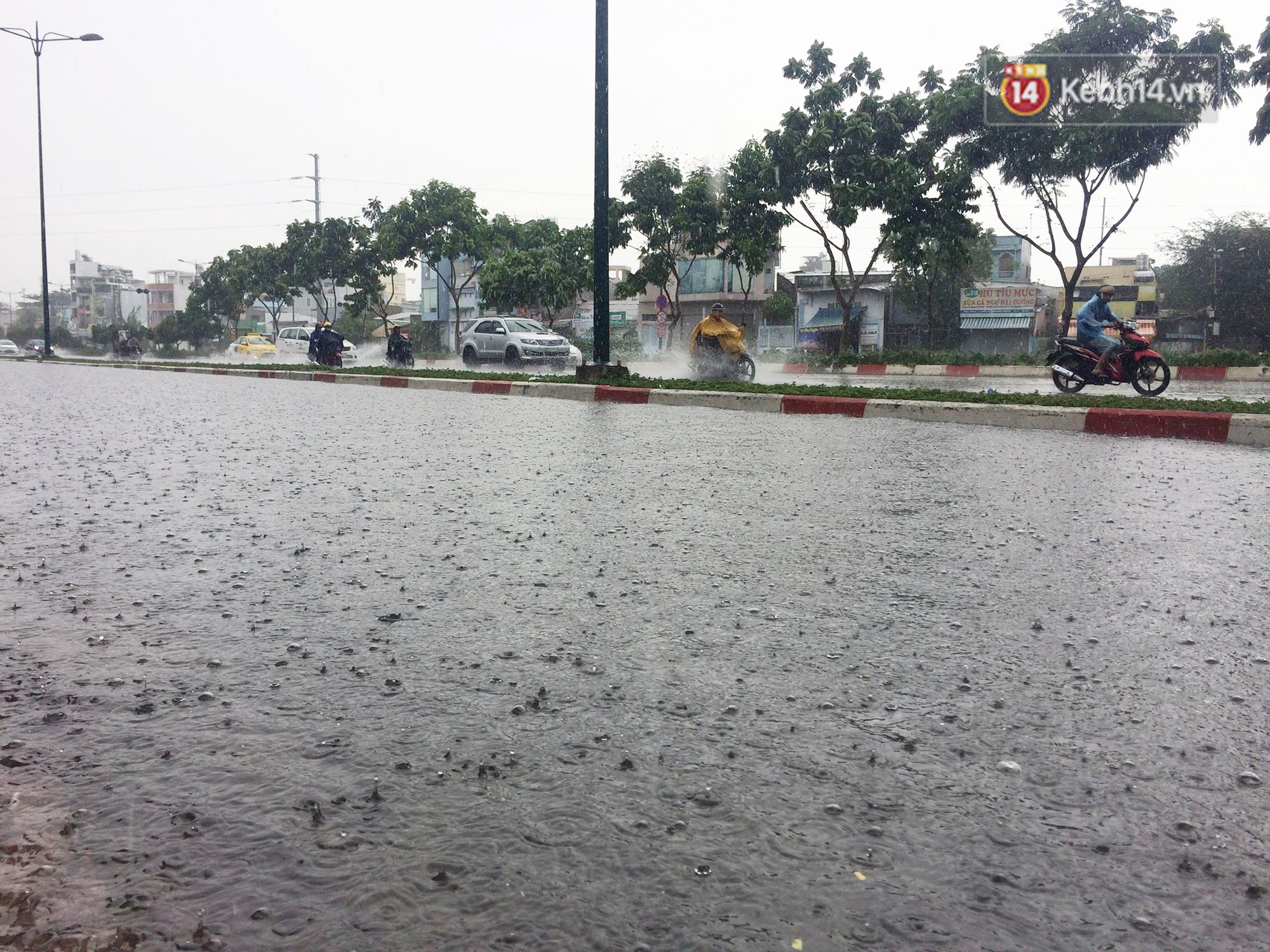 Mưa lớn bất chợt chiều 30/4, người Sài Gòn dắt xe đi bộ trên đường do chết máy